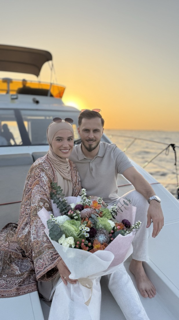 Sadin und Büsra bei Sonnenuntergang auf dem Meer